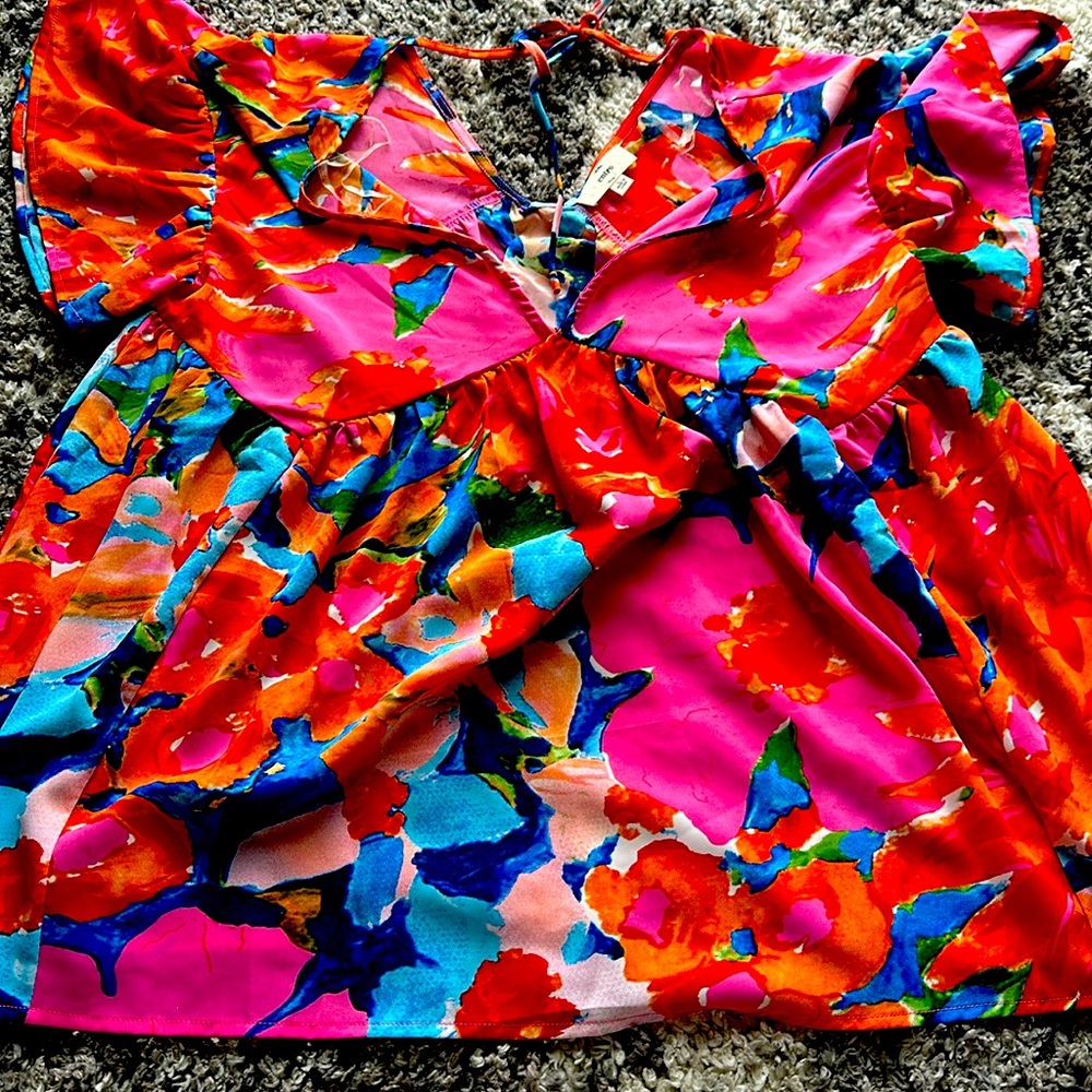 Floral vneck shirt